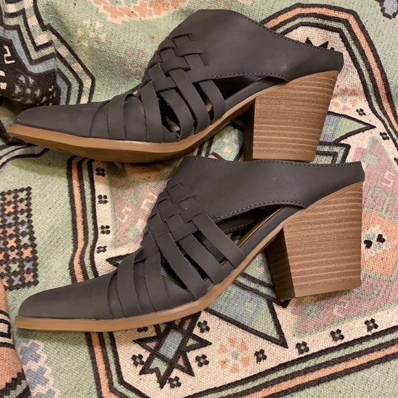 Universal Thread booties - Picture 2 of 3